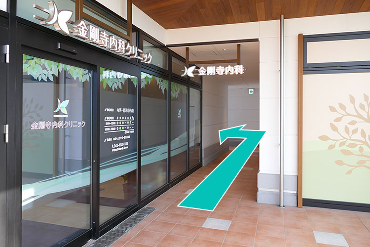 正面入り口を通り過ぎ、奥の通路を左に進みます。