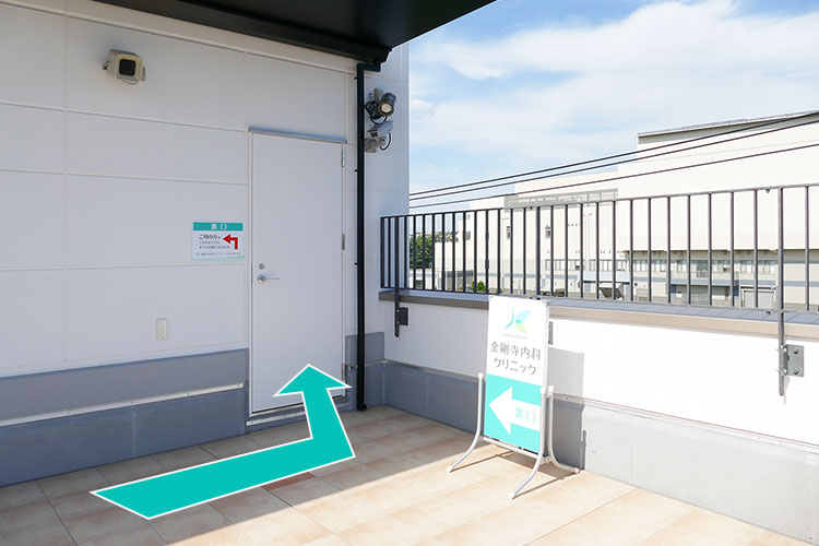 突き当りにあるドアを開きます。